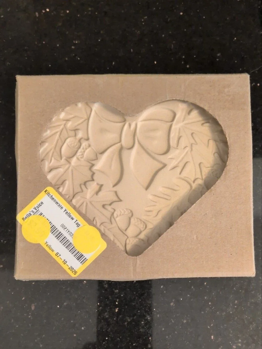 The Pampered Chef Heart-Shaped Winter Wreath Stoneware Mold